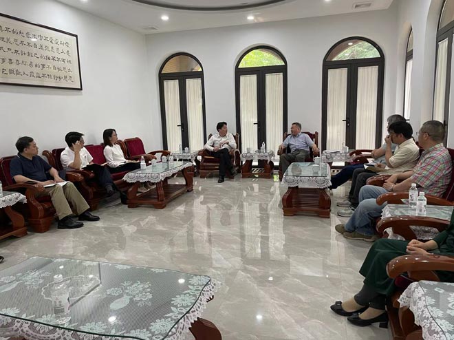 �Ϻ������ھ��쵼�߷û�����ѧԺ